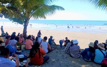 Mengisi Libur Akhir Pekan, Sebagian Masyarakat Di Kotamobagu Memilih Berwisata Ke Pantai