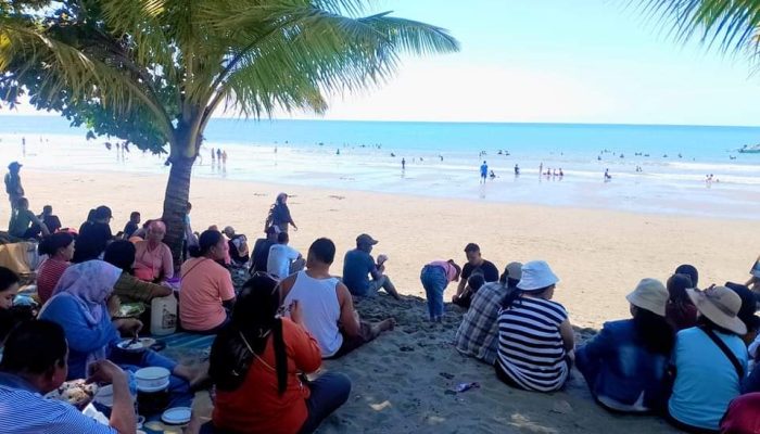 Mengisi Libur Akhir Pekan, Sebagian Masyarakat Di Kotamobagu Memilih Berwisata Ke Pantai