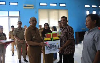 Pj. Walikota Kotamobagu Asripan Nani Serahkan Bantuan 5 Unit Traktor Kepada Poktan