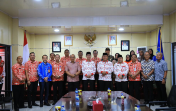 Pj Walikota Asripan Nani Menyerahkan Bantuan Bagi Warga Terdampak Banjir Di Bolsel