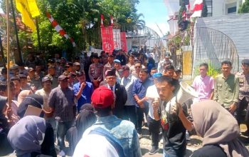 Usai Dilantik Sebagai Angota DPRD, Syarif Mokodongan Langsung Temui Mahasiswa Yang Melakukan Demonstrasi