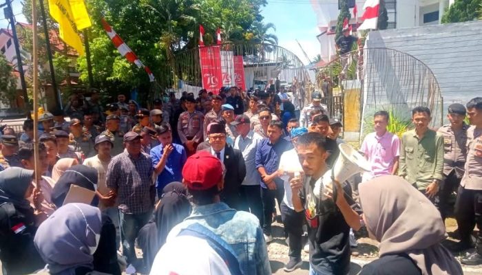 Usai Dilantik Sebagai Angota DPRD, Syarif Mokodongan Langsung Temui Mahasiswa Yang Melakukan Demonstrasi