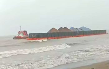 Disebabkan Cuaca Buruk Satu Unit Kapal Tongkang Terdampar Di Pantai Inobonto