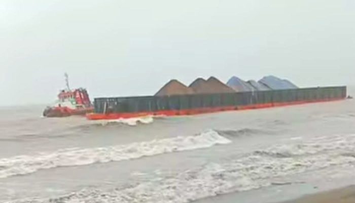 Disebabkan Cuaca Buruk Satu Unit Kapal Tongkang Terdampar Di Pantai Inobonto