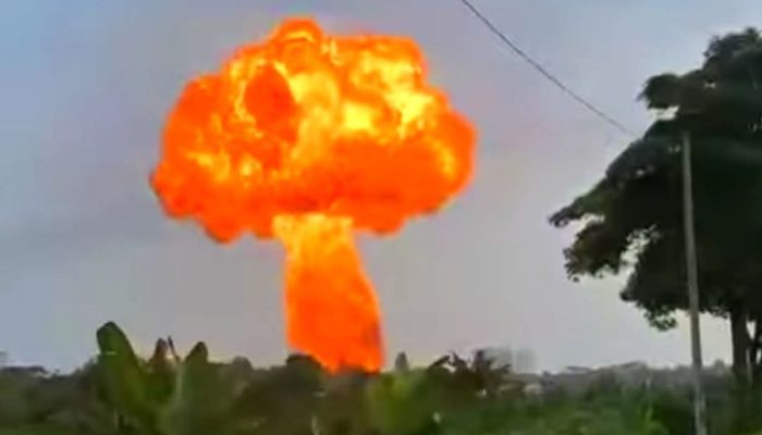 Pipa Gas Meledak Di Malaysia Menyemburkan Api Besar Menyerupai Jamur