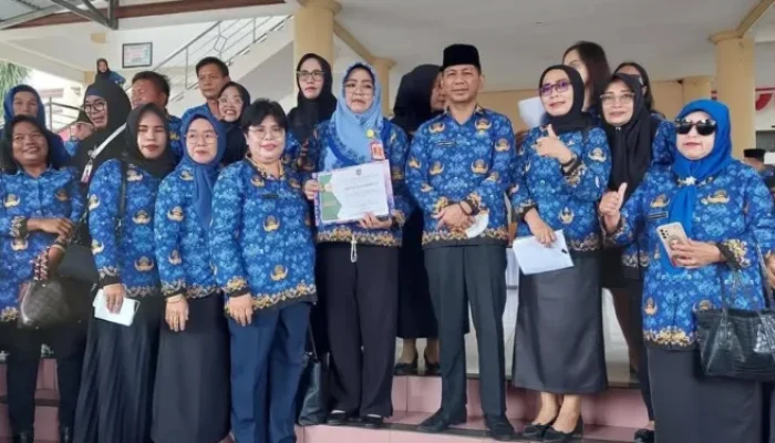 Disdik Bolmong Terima Penghargaan Pelayanan Publik